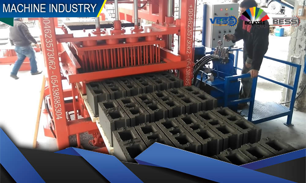 عملية كبس البلوك الاسمنتي في ماكينة البلوك